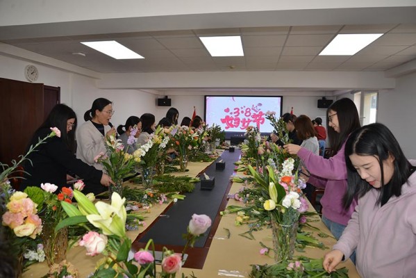 Huashui 달팽이 토토 Trade Union은 "봄 꽃 꽃, 시적 꽃 예술"여성의 날 꽃꽂이 활동을 개최했습니다